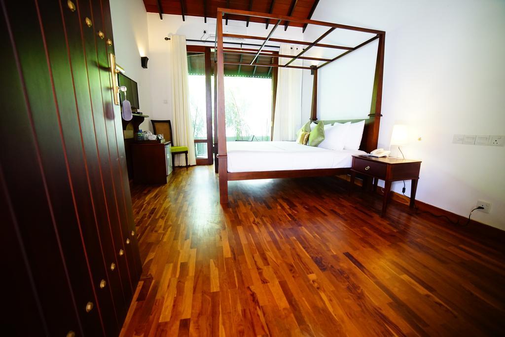 Lespri Grand Hotel Negombo Szoba fotó