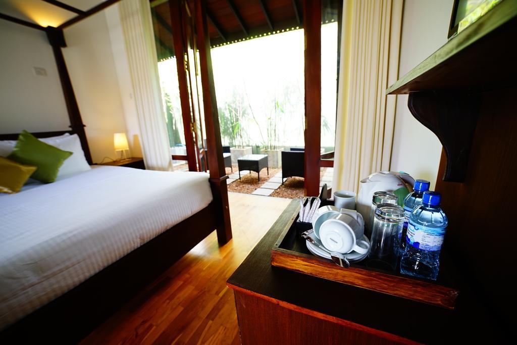 Lespri Grand Hotel Negombo Szoba fotó