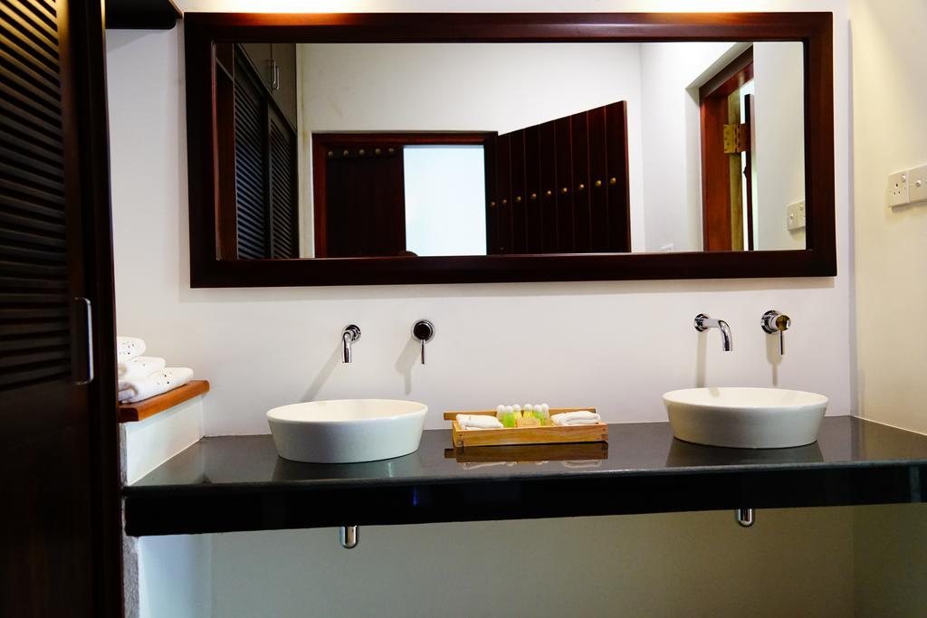 Lespri Grand Hotel Negombo Szoba fotó